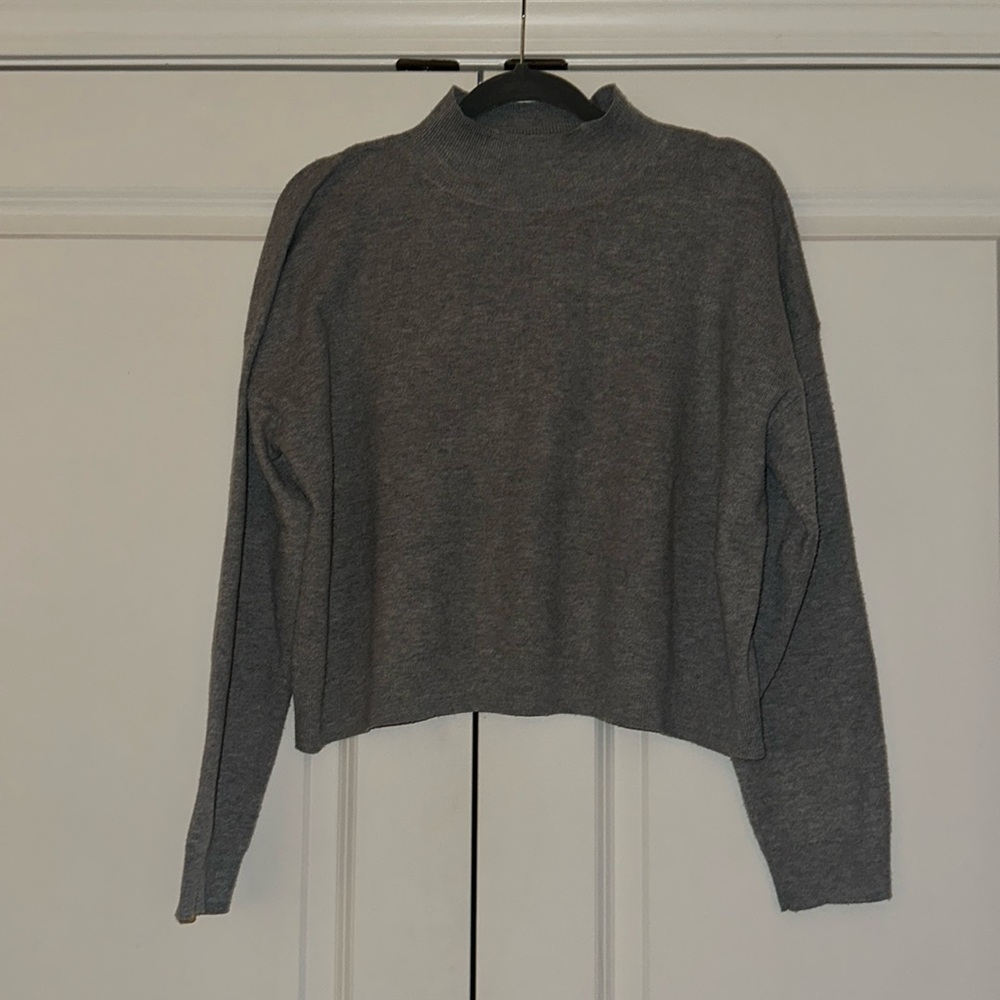 Gianni Bini mock neck grey slightly cropped sweater. Size L.
